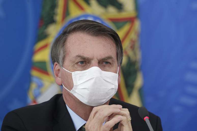 Bolsonaro critica medidas de restrição de circulação por conta de novo coronavírus