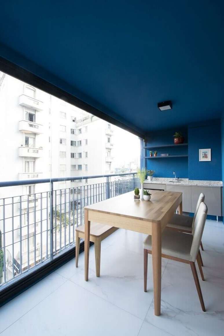 24. Área gourmet pequena e simples decorada com paredes e teto azuis – Foto: A.M Studio Arquitetura