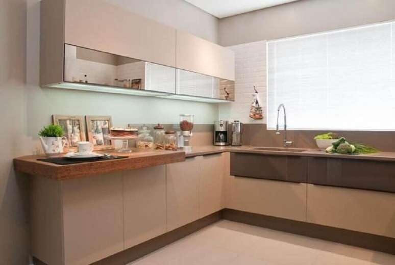 15. Decora&ccedil;&atilde;o em tons neutros com arm&aacute;rio de cozinha planejado com bancada de madeira &ndash; Foto: Hall Arquitetura