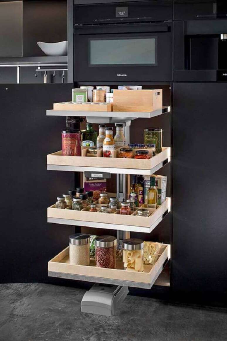 10. Invista em um armário planejado de cozinha que já venha com compartimentos planejados para guardar mantimentos – Foto: Home Design