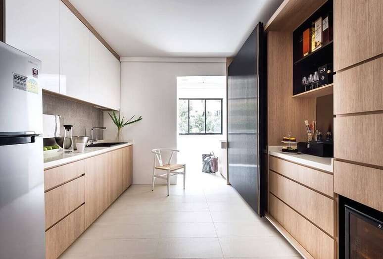 22. Cozinha corredor decorada com armário de cozinha planejado – Foto: VodkaRouge