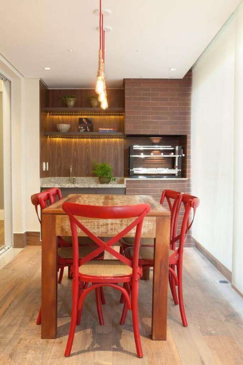 31. Decoração com cadeiras vermelhas para apartamento com área gourmet pequena planejada – Foto: Liliana Zenaro