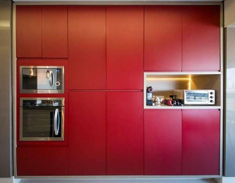 26. Cores de armário de cozinha planejado em vermelho – Foto: Mis Arquitetura e Interiores