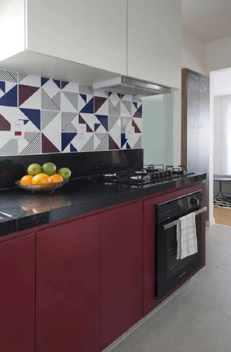 27. Decoração com armário planejado de cozinha branco e vinho e azulejos estampados – Foto: SP Estúdio
