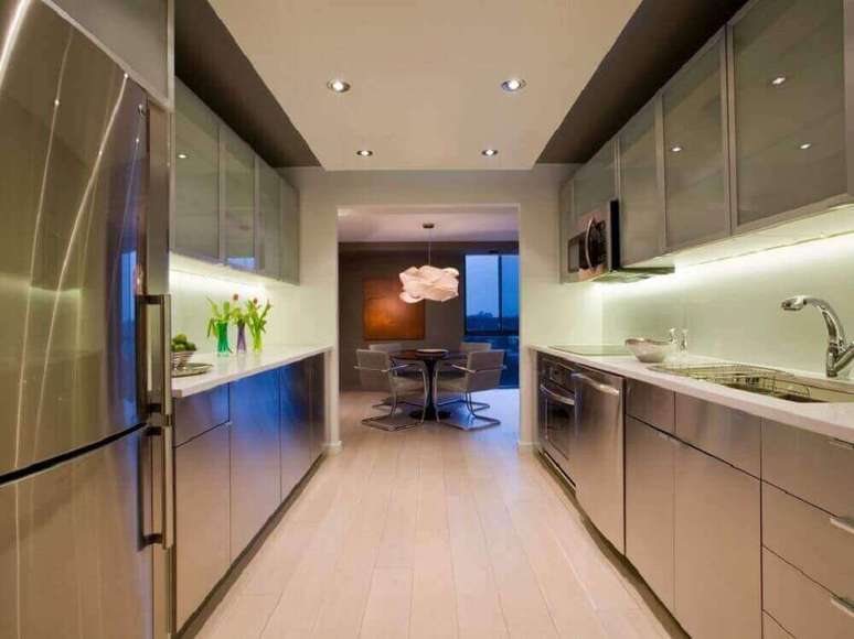 31. A cozinha corredor também pode ser decorada com armário planejado de cozinha – Foto: HGTV