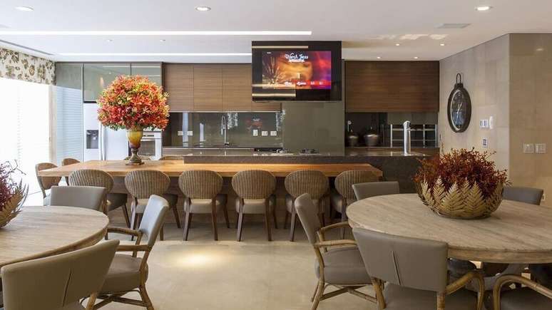 32. Cozinha decorada ampla com armário de cozinha planejado em marcenaria – Foto: Jayme Bernardo Arquitetura e Design
