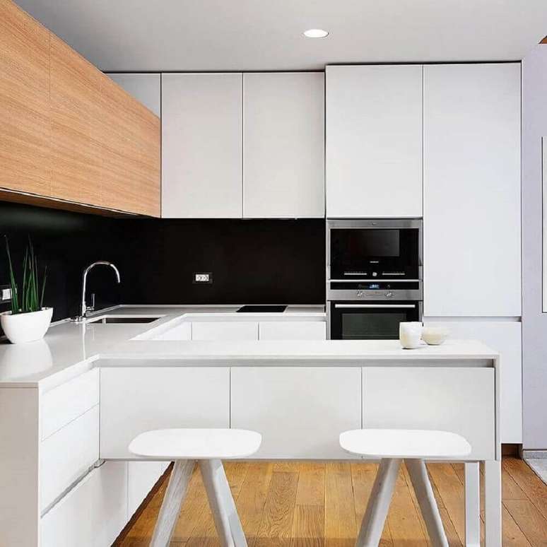 38. Cozinha minimalista decorada com armário de cozinha planejado branco – Foto: The Holk