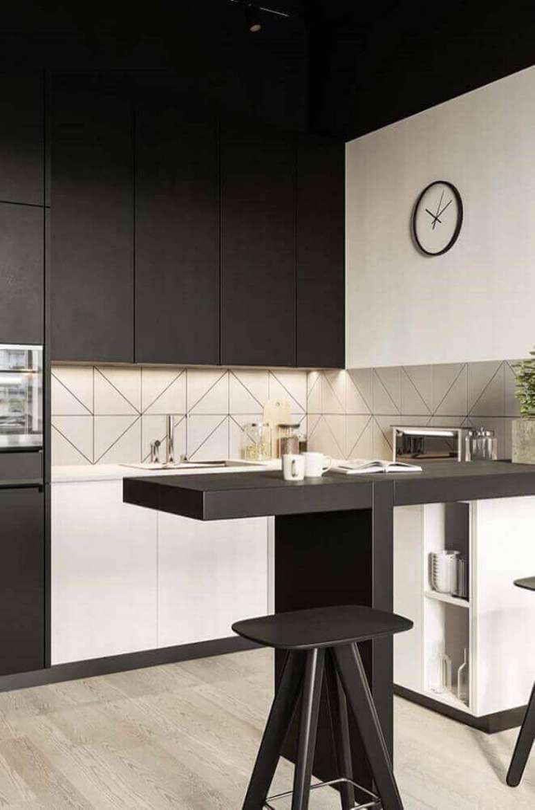 42. Cozinha moderna decorada com armário de cozinha planejado preto e branco – Foto: Absolute Hotties