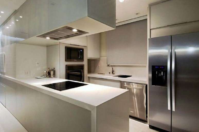 43. Cozinha moderna decorada com armário planejado para cozinha pequena – Foto: Viviane Loyola