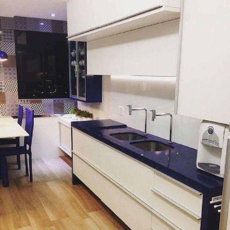 47. Cozinha simples decorada com armário de cozinha planejado branco com bancada azul – Foto: Larissa Vinagre Arquitetura e Interiores