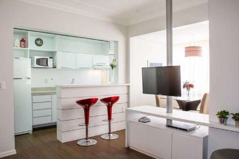 52. Para ambientes compactos também é importante escolher cores de armário de cozinha planejado que seja bem claras – Foto: Studio C.A. Arquitetura e Consultoria