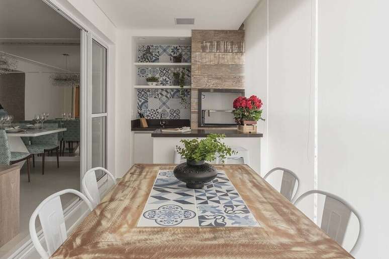 34. Decoração clean para apartamento com área gourmet com churrasqueira – Foto: Pinterest