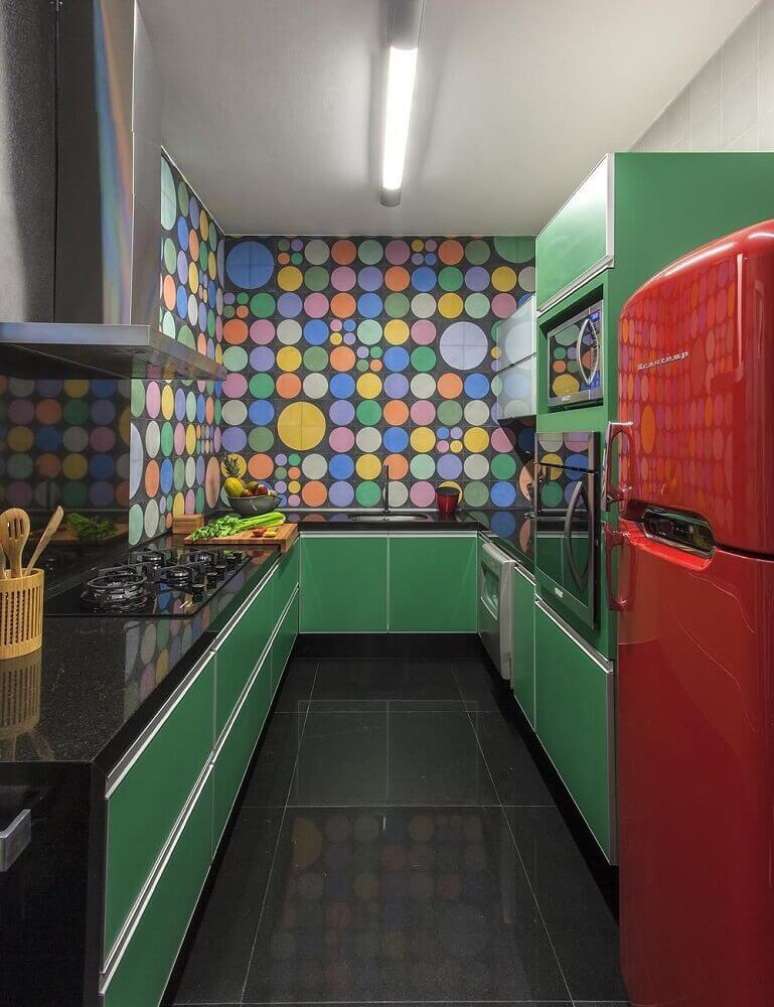 60. A parede com adesivo de bolinhas deixou o ambiente com armário de cozinha planejado em tom de verde ainda mais divertido – Foto: Nara Cunha