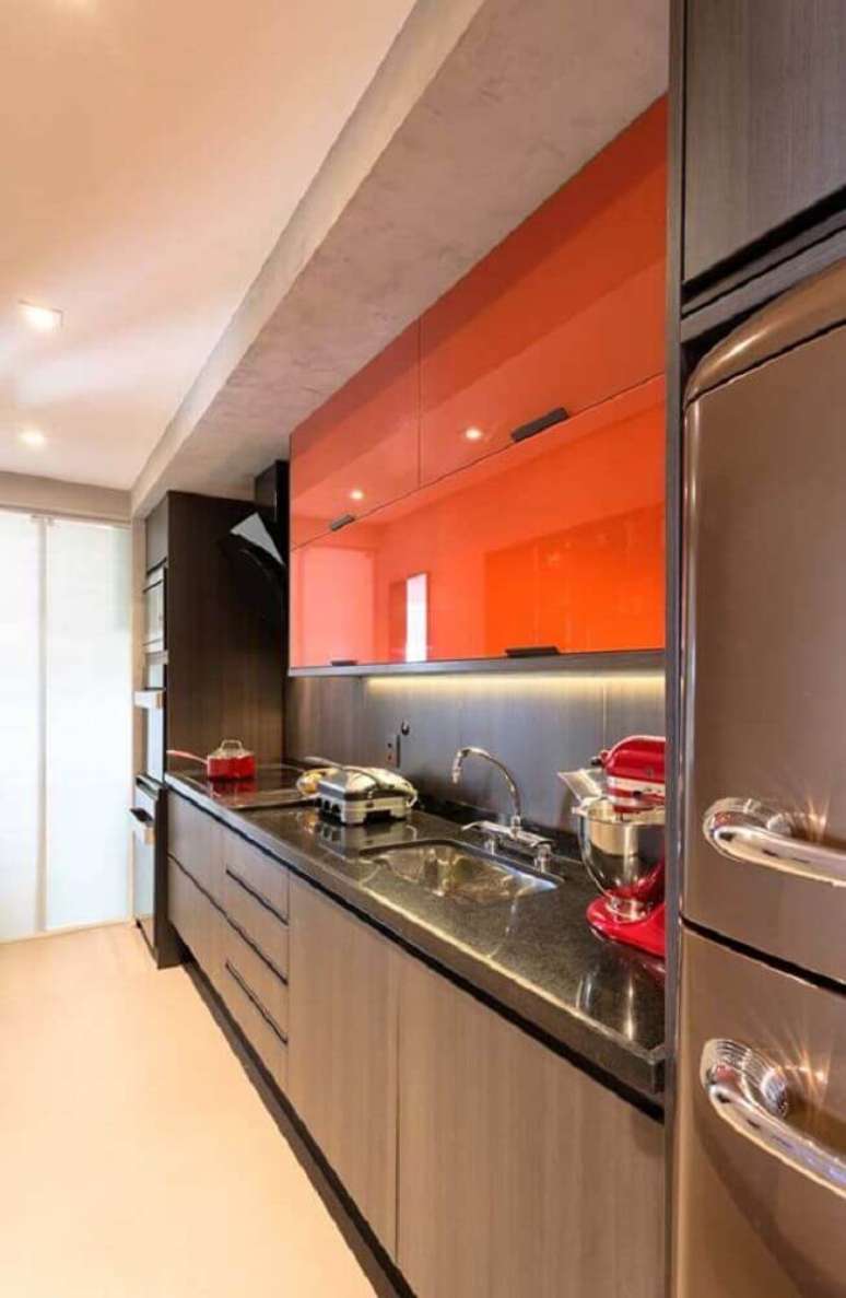 62. Tons mais vibrantes de cores de armário de cozinha planejado também pode ser utilizada para projetos compactos – Foto: Leather Finish