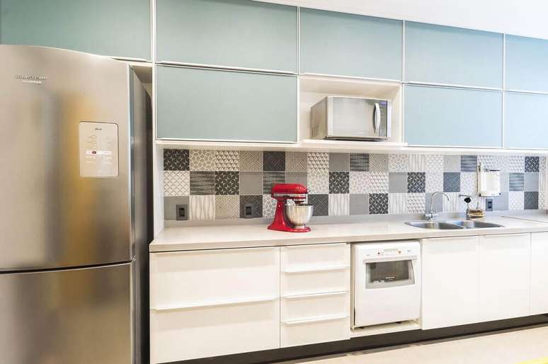 63. Decoração com azulejos estampados e armário de cozinha planejado branco e cinza – Foto: Vitral Arquitetura