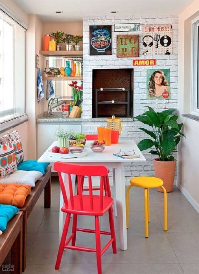 40. Cadeiras e almofadas coloridas para um toque alegre na decoração de apartamento com área gourmet pequena com churrasqueira – Foto: Fashionismo