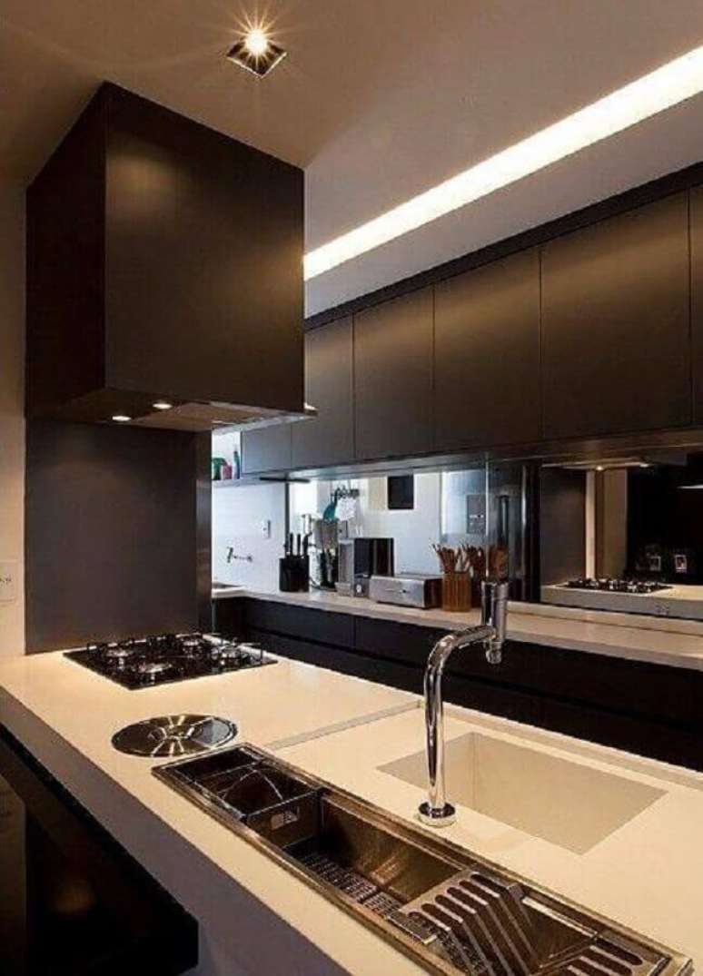 69. Decoração moderna com armário de cozinha planejado preto com bancada branca – Foto: GF Projetos