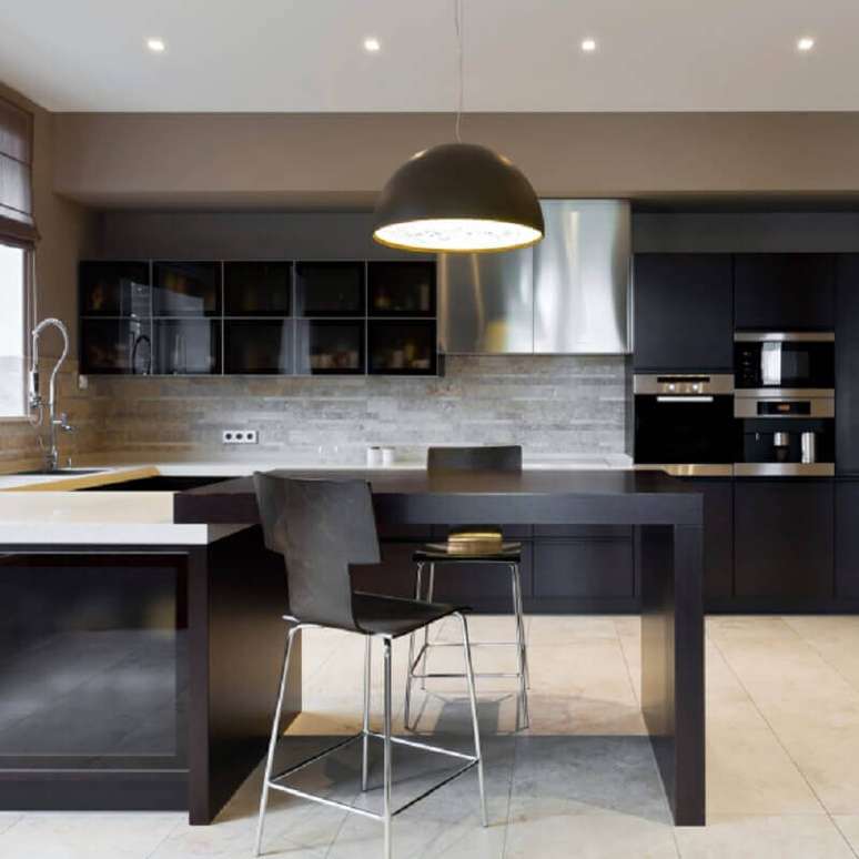 70. Decoração moderna com armário de cozinha planejado preto – Foto: Yandex