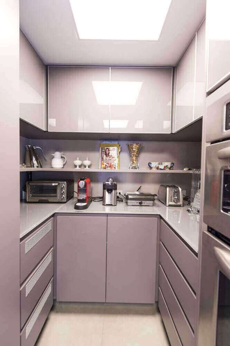 5. Modelos modernos de armário planejado para cozinha pequena – Foto: Carla Cuono Arquitetura e Interiores