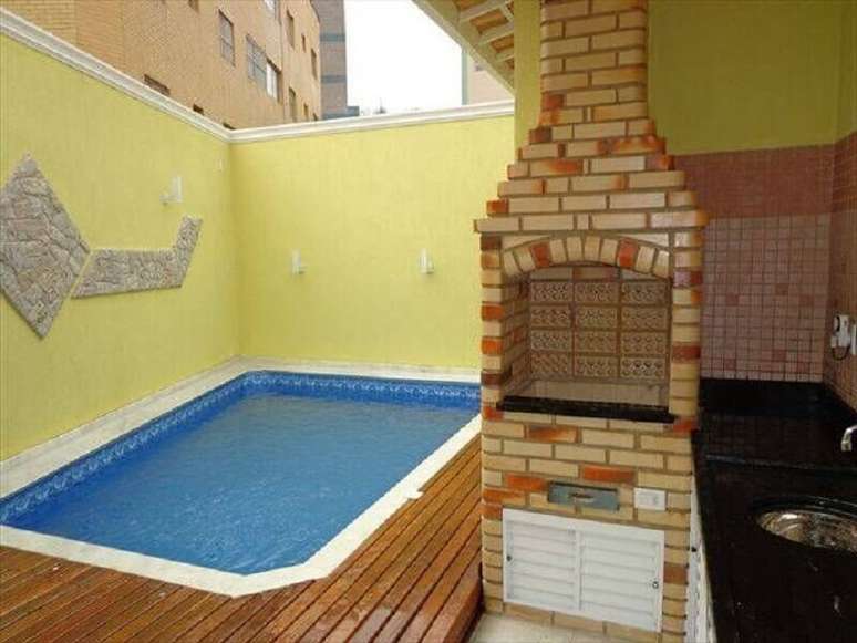 46. Decoração simples para área gourmet externa pequena com piscina e churrasqueira – Foto: Achou Mudou!