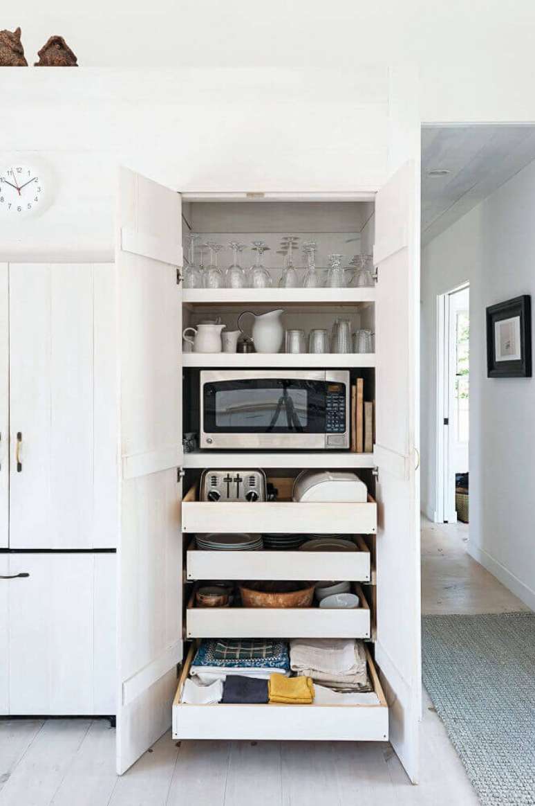 72. Invista em um armário de cozinha planejado com bastante divisões, assim fica mais fácil manter a organização do ambiente – Foto: Studio McGee