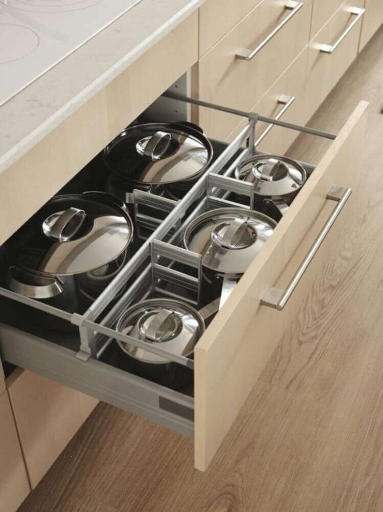 73. Modelo de divis&oacute;rias para arm&aacute;rio planejado de cozinha &ndash; Foto: Ellen Rennard