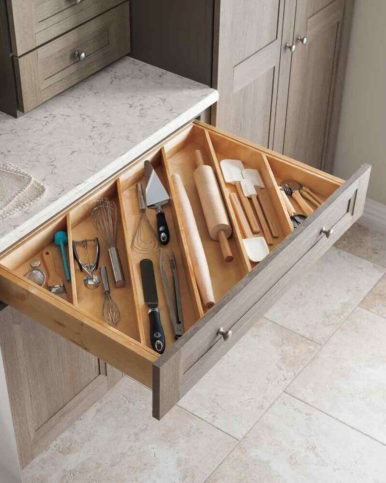 11. O arm&aacute;rio de cozinha planejado &eacute; perfeito para manter o ambiente sempre organizado &ndash; Foto: Godrej Interio