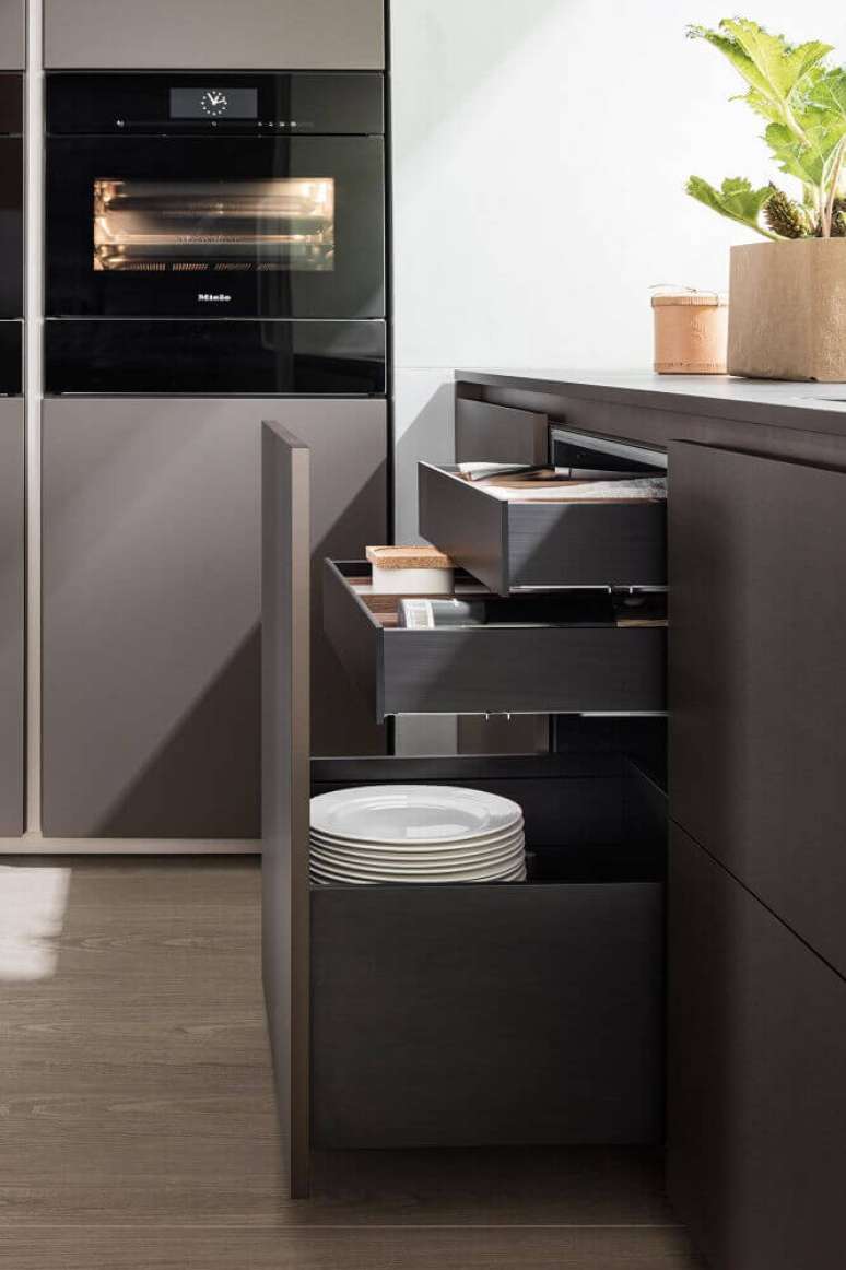 81. Modelos de compartimentos perfeitos para organização dentro do armário de cozinha planejado – Foto: Architonic