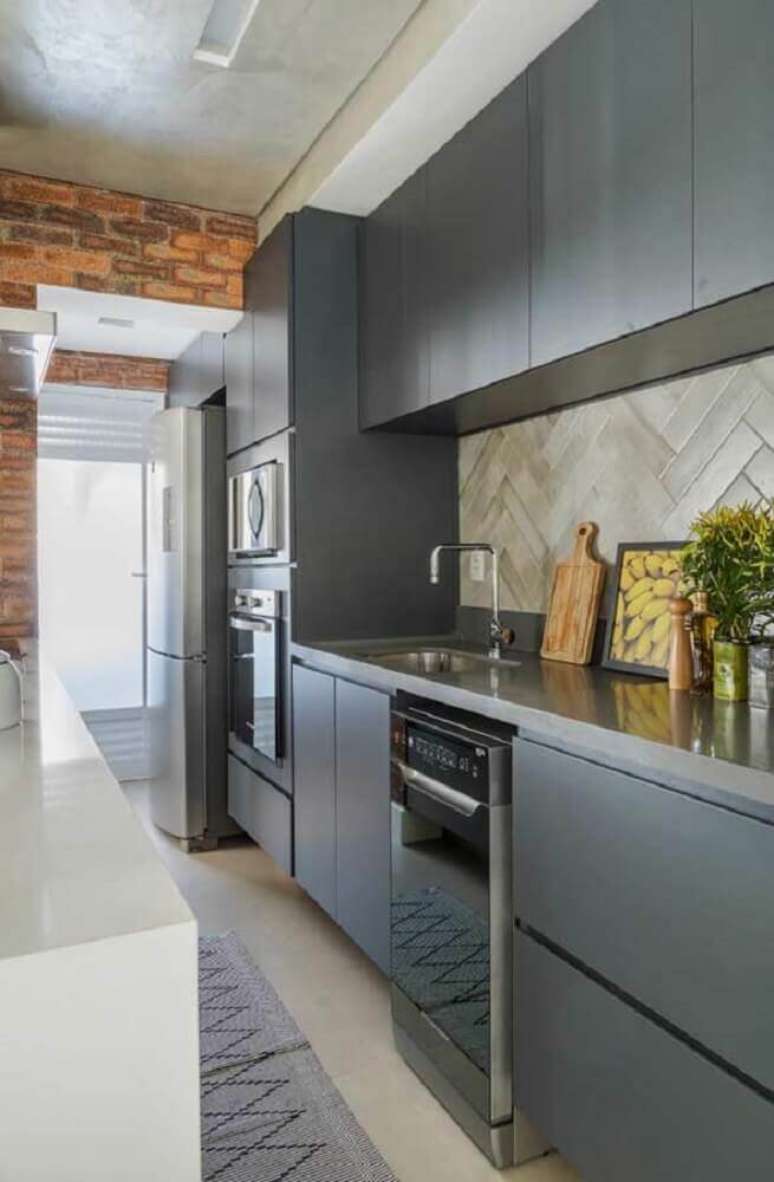 83. Decoração com parede de tijolinho e armário planejado para cozinha pequena em tons de cinza – Foto: The Holk