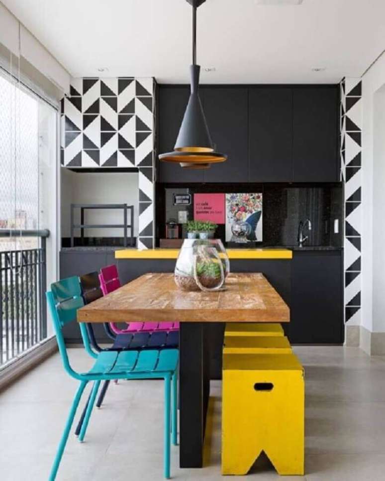 52. Cadeiras coloridas para decoração de área gourmet pequena planejada com móveis pretos – Foto: Easy Deco