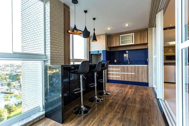 54. Móveis planejados e revestimento azul para apartamento com área gourmet pequena com churrasqueira – Foto: Só Decor