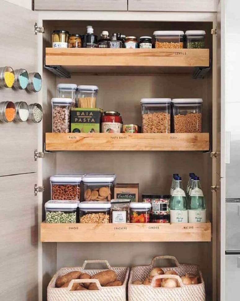 85. Modelo de compartimentos organizados em arm&aacute;rio planejado de cozinha &ndash; Foto: Curryono