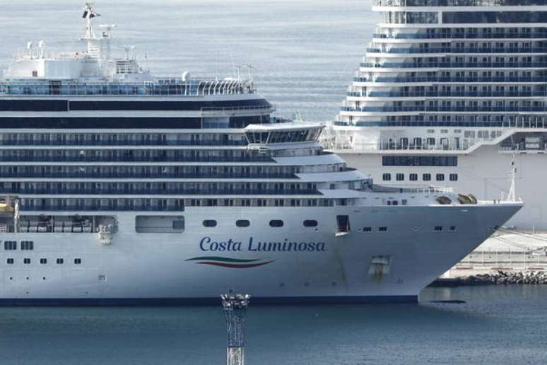 Navio Costa Luminosa em Marselha, na França