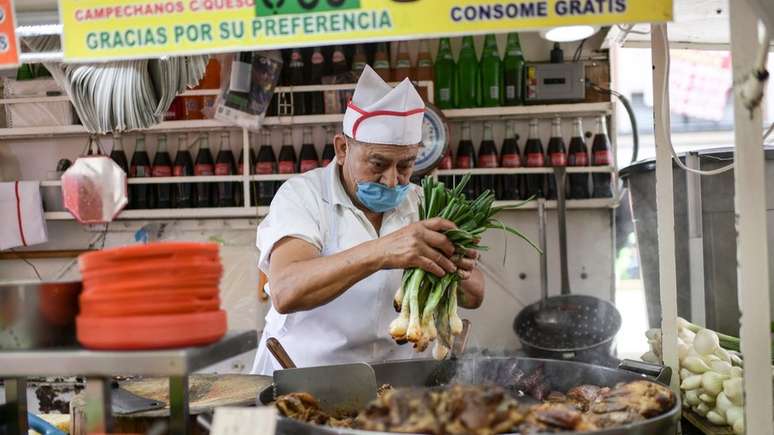 Cozinheiro prepara tacos na capital do M&eacute;xico; diante do coronav&iacute;rus, pa&iacute;s vive situa&ccedil;&atilde;o econ&ocirc;mica complexa como vizinho dos EUA e ponto tur&iacute;stico