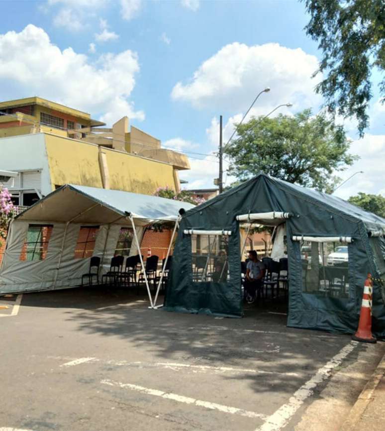 Hospital das Clínicas da Unicamp instalou tendas do Exército para atender casos de coronavírus, em Campinas, interior paulista