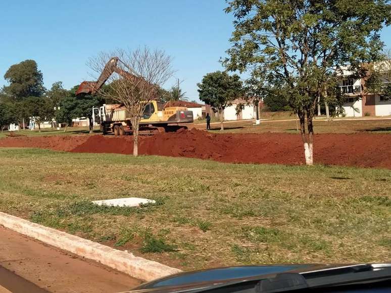 Paraguai coloca "trincheiras" na fronteira seca com o Brasil após primeira morte pelo covid-19