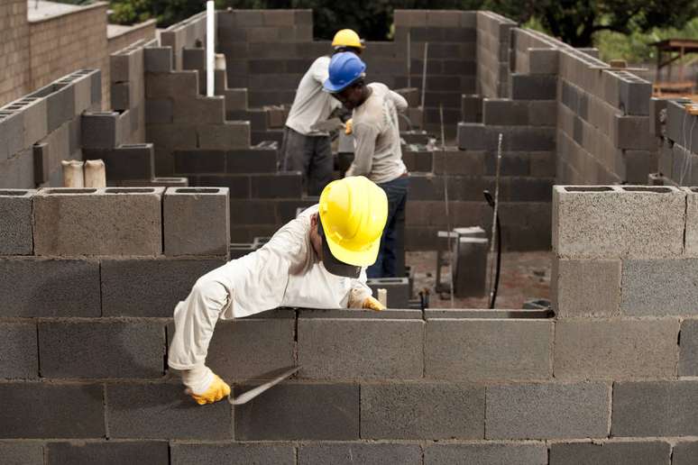 Empresas ficam autorizadas a reduzir salários em até 25% em caso de paralisação, total ou parcial das obras