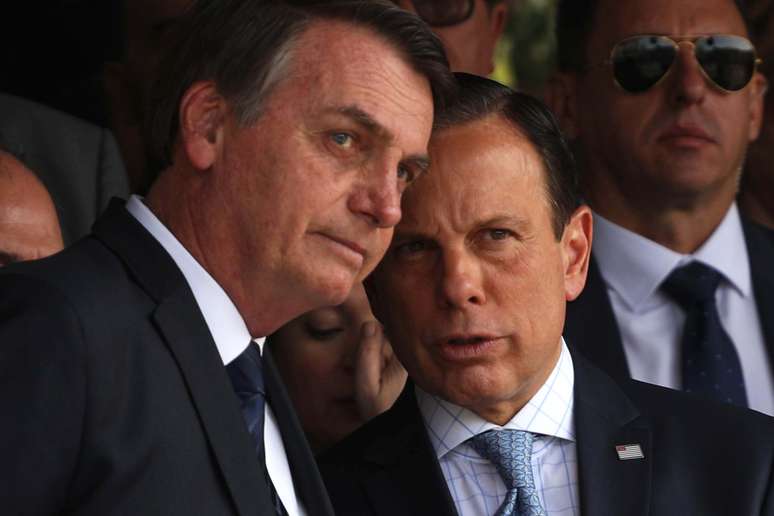 O presidente Jair Bolsonaro e o governador João Doria durante passagem do Comando Militar 