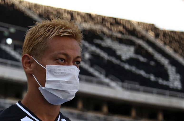 Honda com uma máscara na entrada do jogo contra o Bangu, pelo Carioca (Foto: Vitor Silva/Botafogo)