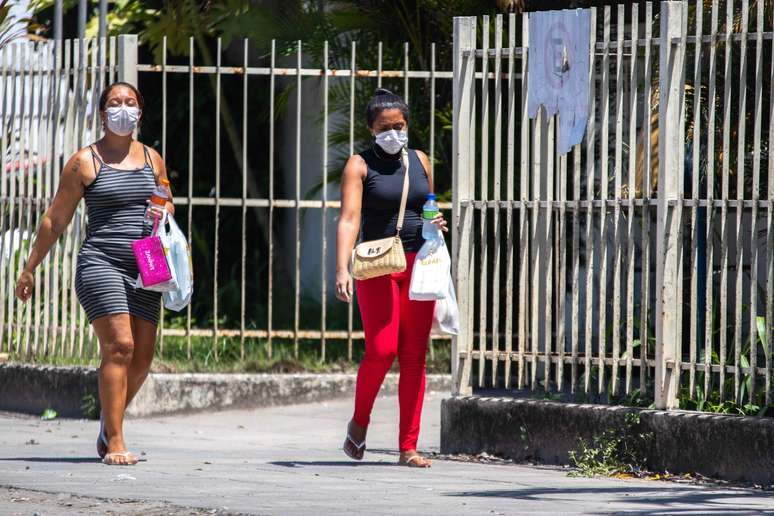 Movimentação de pedestres, alguns com máscara de proteção, no centro de Maceió (AL), neste sábado (21)