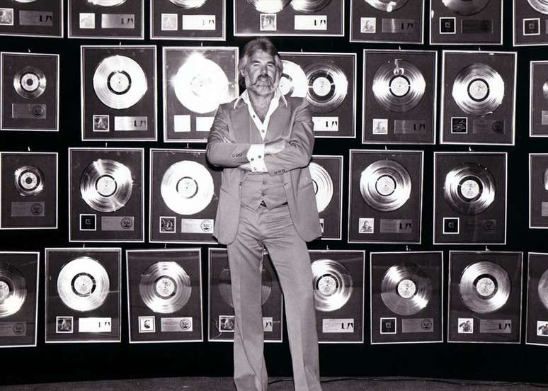 O astro da música country Kenny Rogers morreu na noite de sexta-feira, 20, aos 81 anos