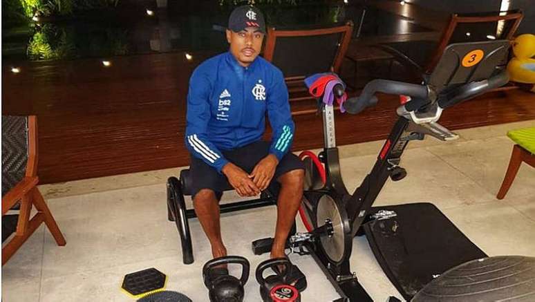 Flamengo mantém paralisação e entrega equipamentos para atletas treinarem em casa.