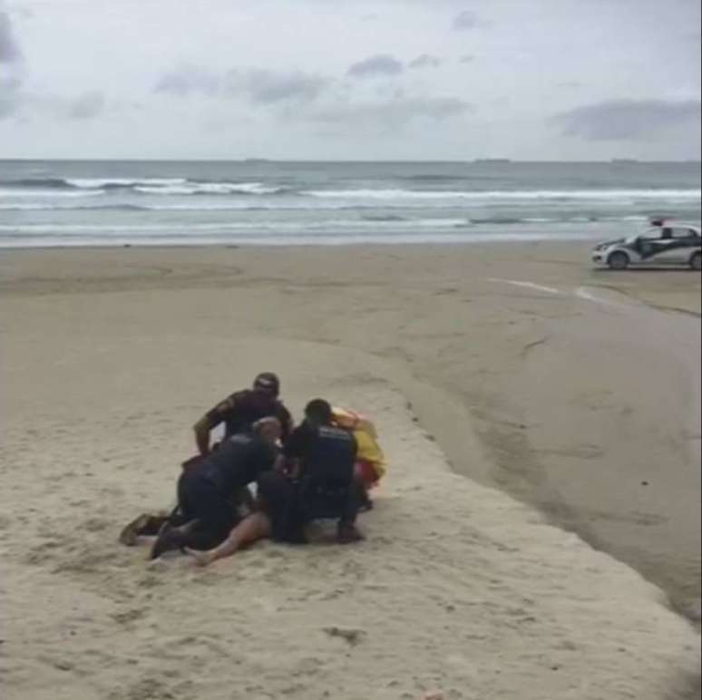 Uma surfista foi presa no Guarujá após desrespeitar decreto que interditou as praias