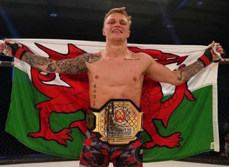 Galês Mason Jones é o novo campeão peso-leve da organização (Foto: Cage Warriors)