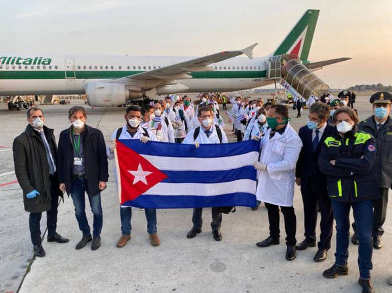 Médicos e enfermeiros cubanos no Aeroporto de Malpensa, na Itália