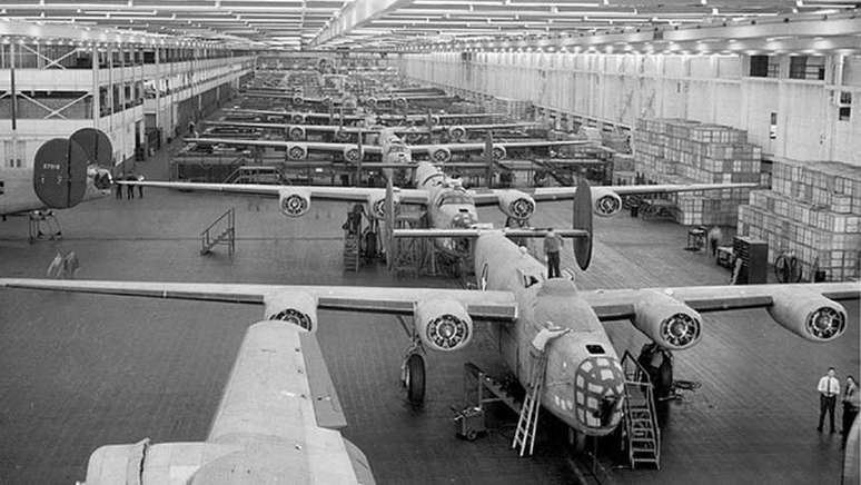 Linha de montagem da Ford na Segunda Guerra Mundial: fabricação intensa de aviões B-24.