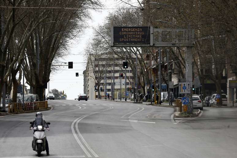 Ruas da cidade de Roma, capital da Itália, são vistas praticamente desertas na quinta- feira (19)