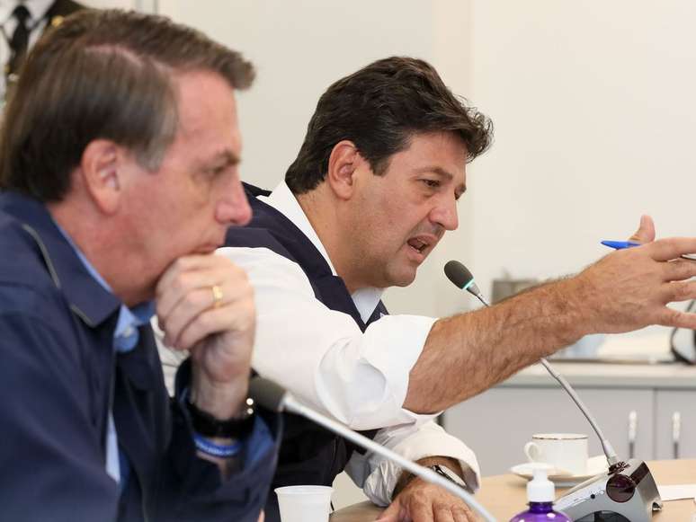 Presidente da República, Jair Bolsonaro e o Ministro da Saúde, Luiz Henrique Mandetta, durante videoconferência 