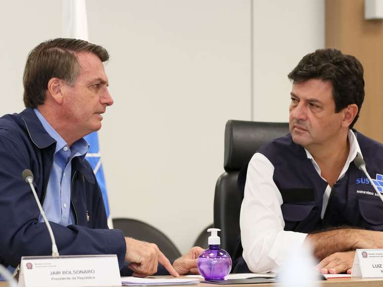 Bolsonaro em reunião com prefeitos ao lado do ministro da Saúde, Luiz Henrique Mandetta