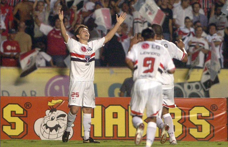 Dagoberto recebe homenagem do São Paulo (Foto: Divulgação/SPFC)